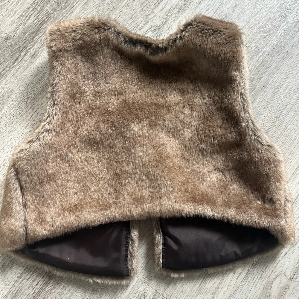 Old Navy Faux Fur Vest girls 18-24 months - Picture 3 of 4